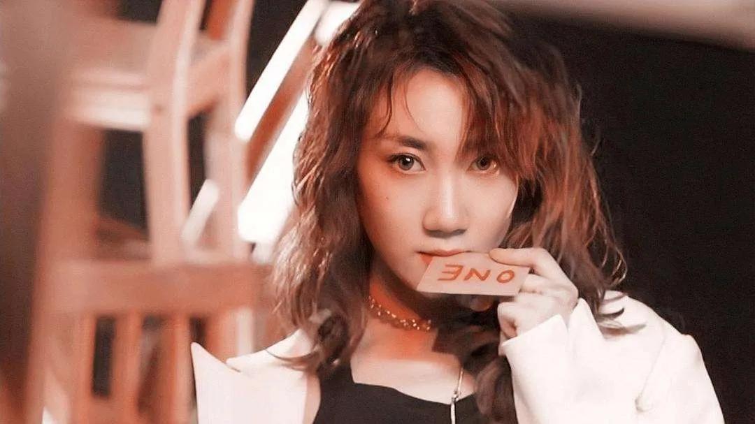 2天6个瓜：离婚、被骗1亿、女歌手演出脱上衣、男星骚扰多名女孩