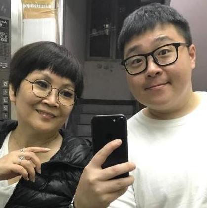 笑林小子郝劭文10岁片酬过千万，身家却被母亲败光，他现状如何？