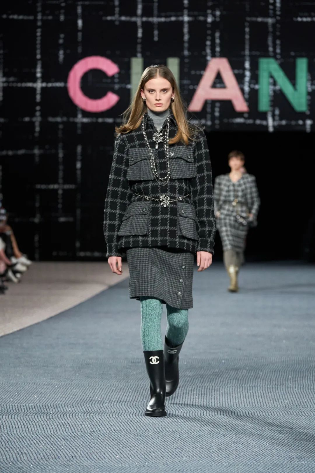 香奈儿2021春夏时装秀面料,香奈儿2022秋冬时装秀舞台分析