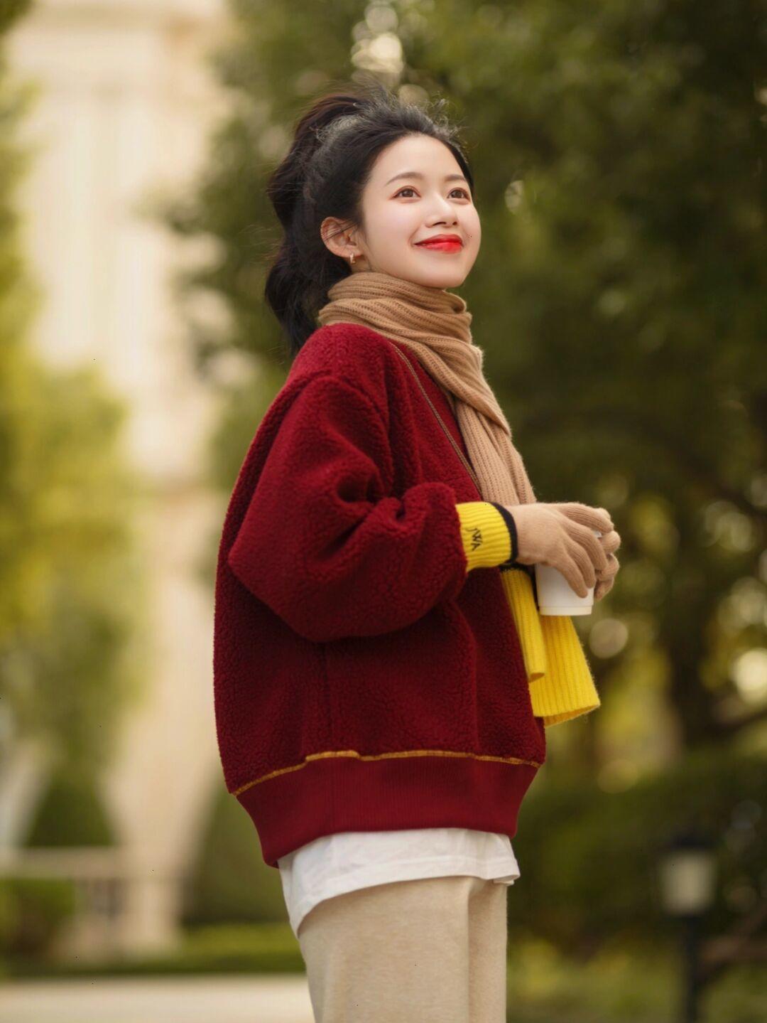 慵懒风羊羔绒卫衣怎么搭配才好看,羊羔绒卫衣冬款怎么搭配才好看