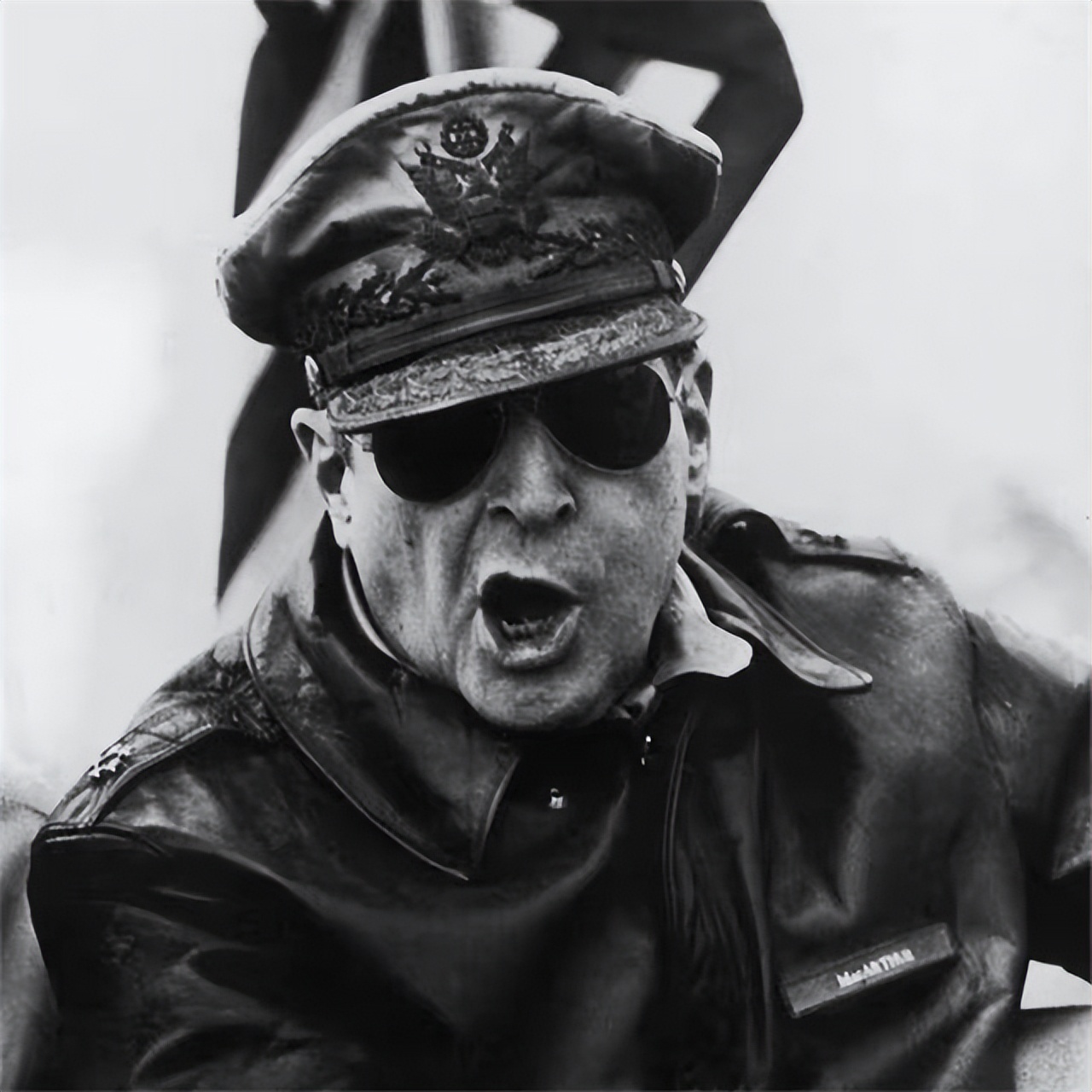 麦克阿瑟叫嚣投放原子弹,麦克阿瑟威胁使用核武器视频