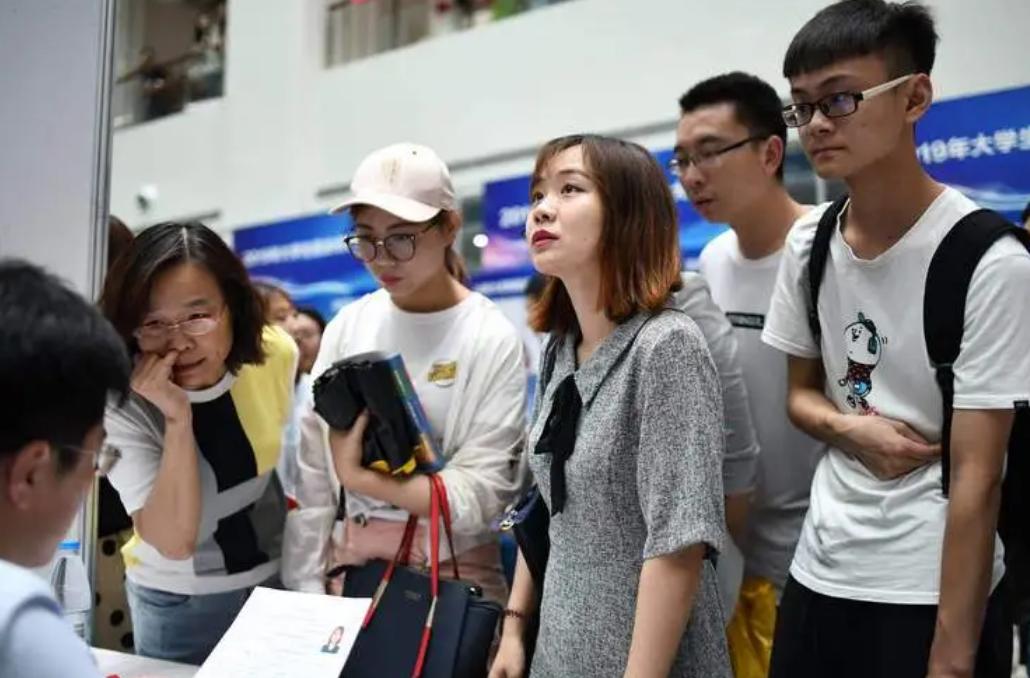 每天工作2小时就能月入3万？冷门国企员工晒工资，属实是羡慕了