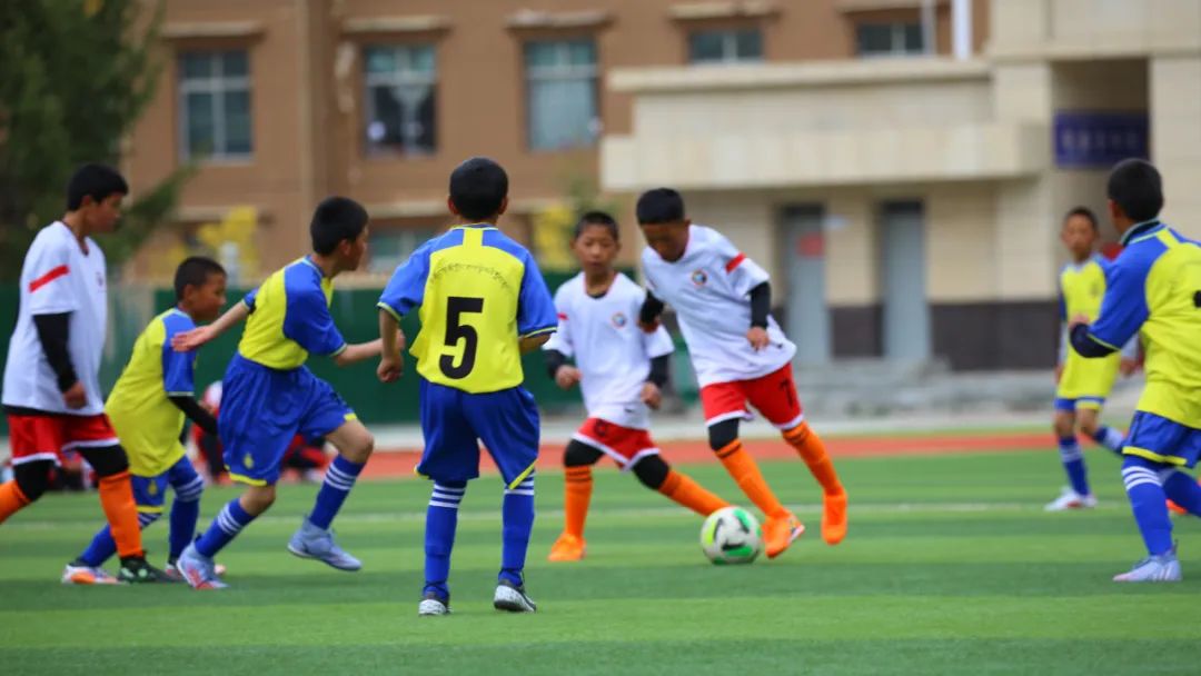 少年篮球赛场面,少年足球联赛视频