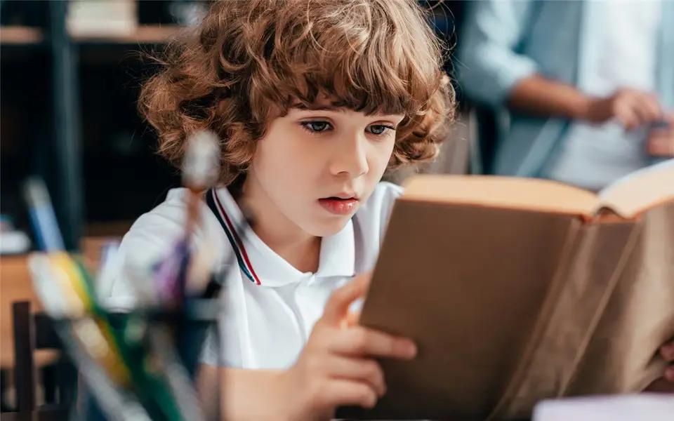 女儿告诉妈妈:“请你一定要看纸质书”，理由让人难以反驳