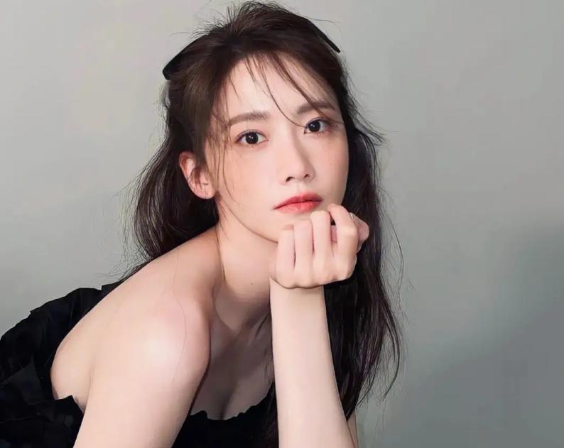 舞台上舔手摸*体下**，韩国人气女爱豆校庆表演被骂不堪入目？