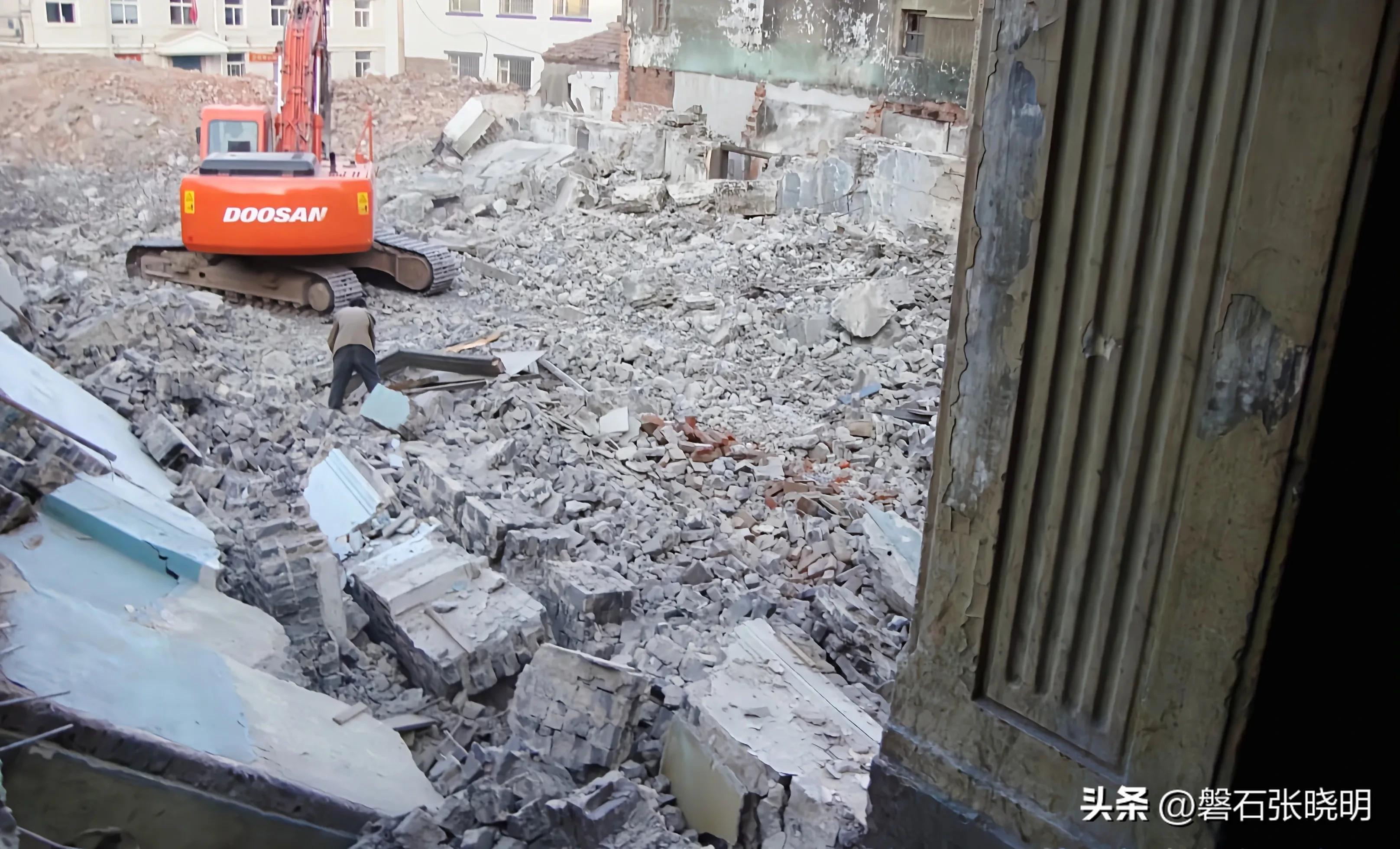 说说吉林省长春市大众剧场二零一零年五月二十三日拆扒时的景象