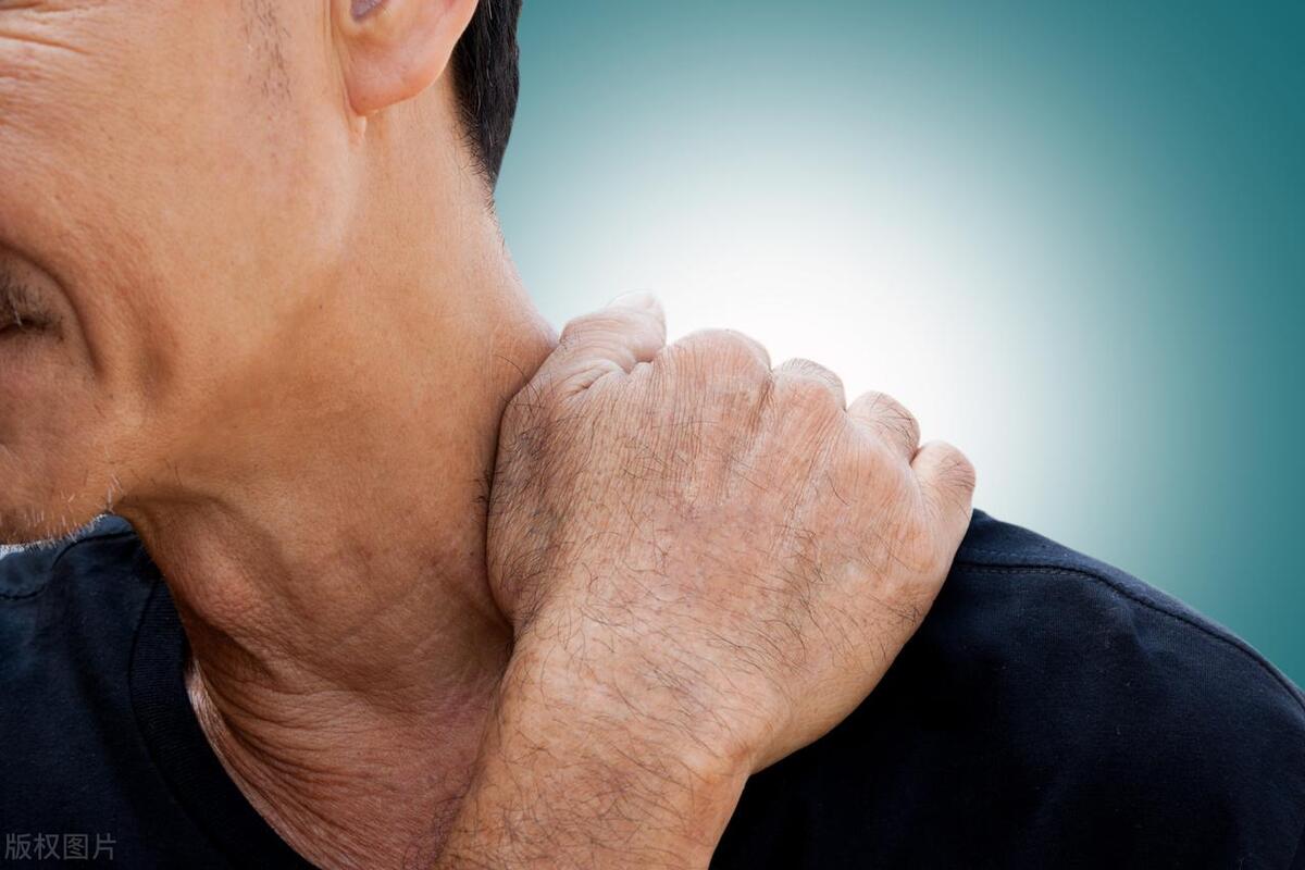 脖子经常落枕两侧大筋僵硬,落枕脖子僵硬正骨立竿见影