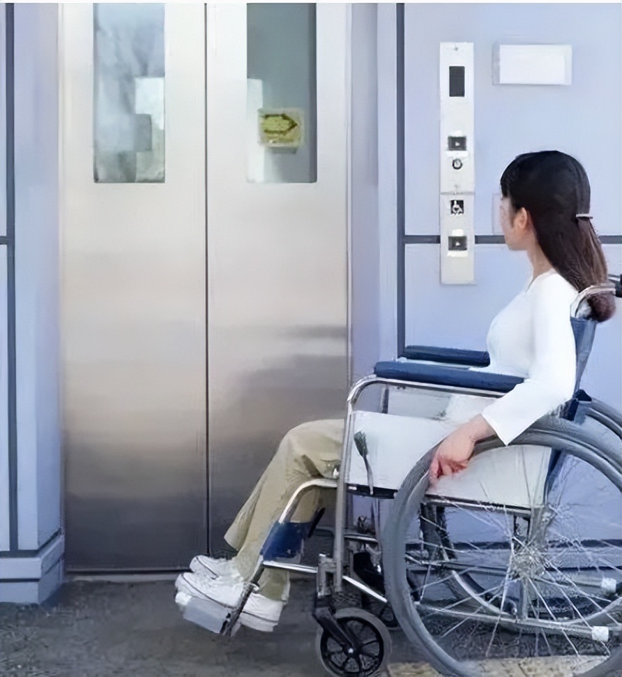 坐轮椅的残疾人怎么自理的,肢体残疾人如何使用轮椅