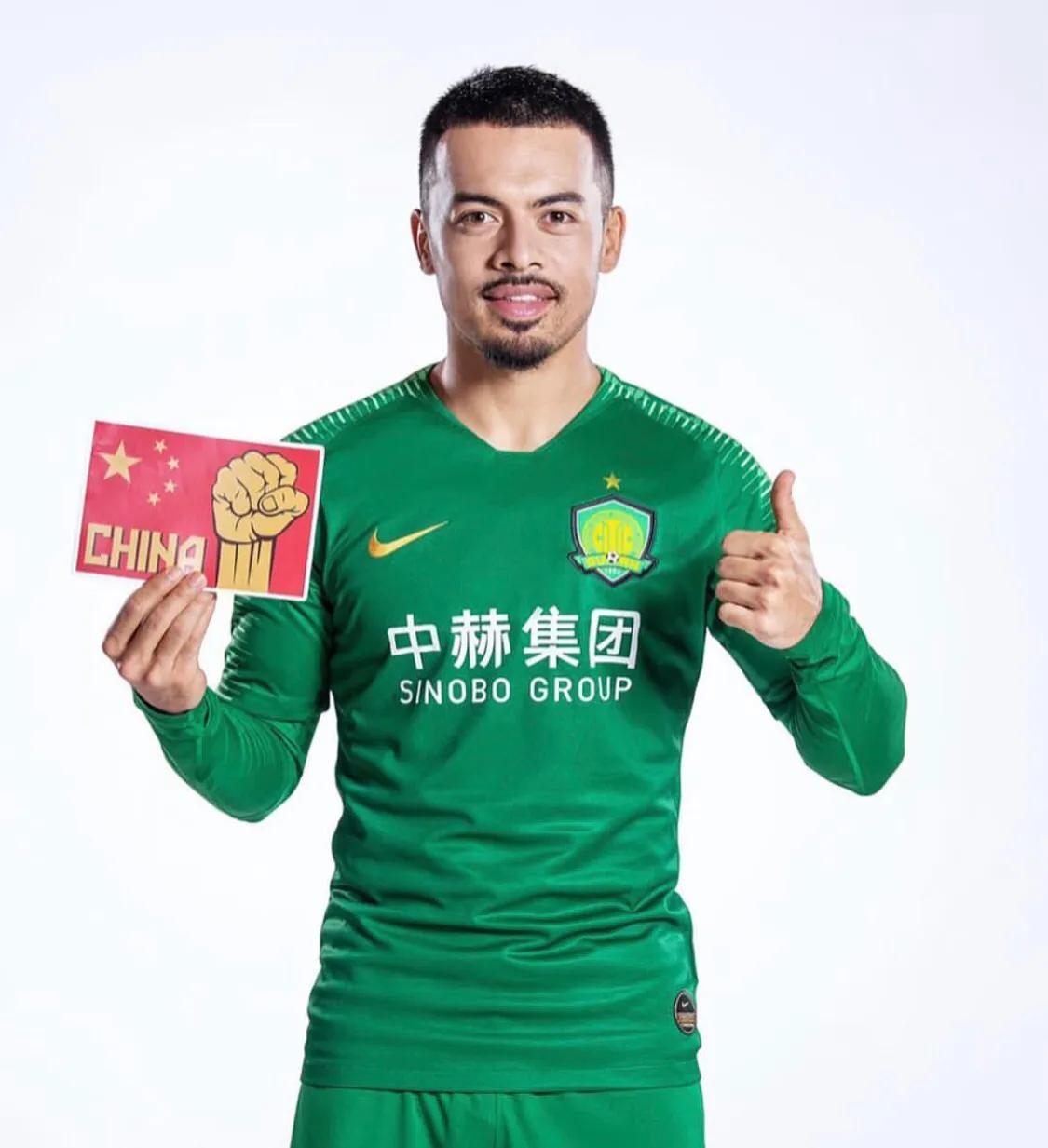 他是英冠队长+核心，归化后却在国足得不到机会，出场机会寥寥…