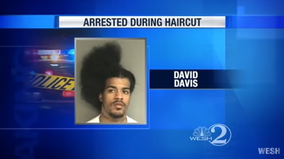 挖掘机抓玩具,挖掘机抓着飞机在飞的视频