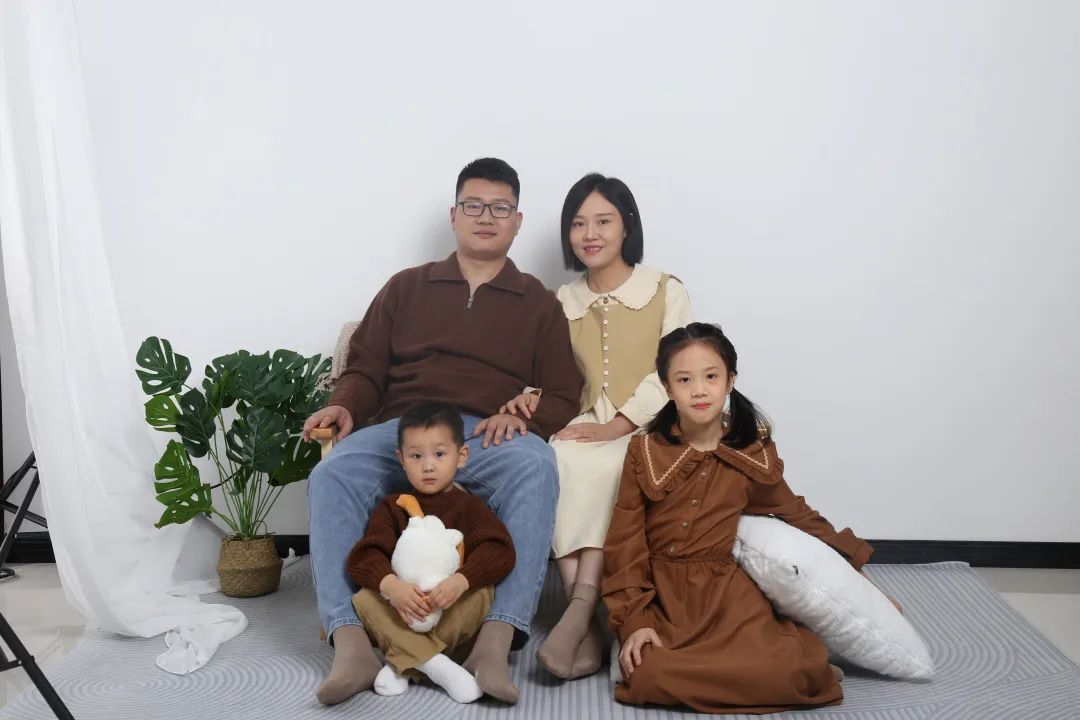 高颜值的一家四口好幸福,幸福四口之家一男一女