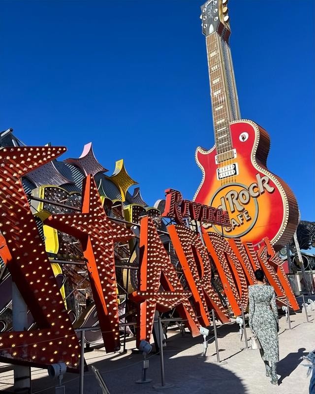 c罗携女友出席活动穿衣秀,c罗穿钻石裙现身戛纳