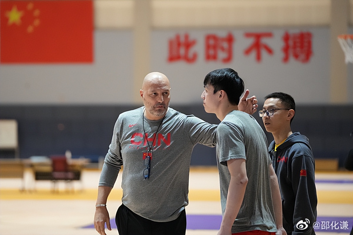 驳刘炜！篮球没有“与世界接轨”的提法，他赞乔帅暗批三位土帅