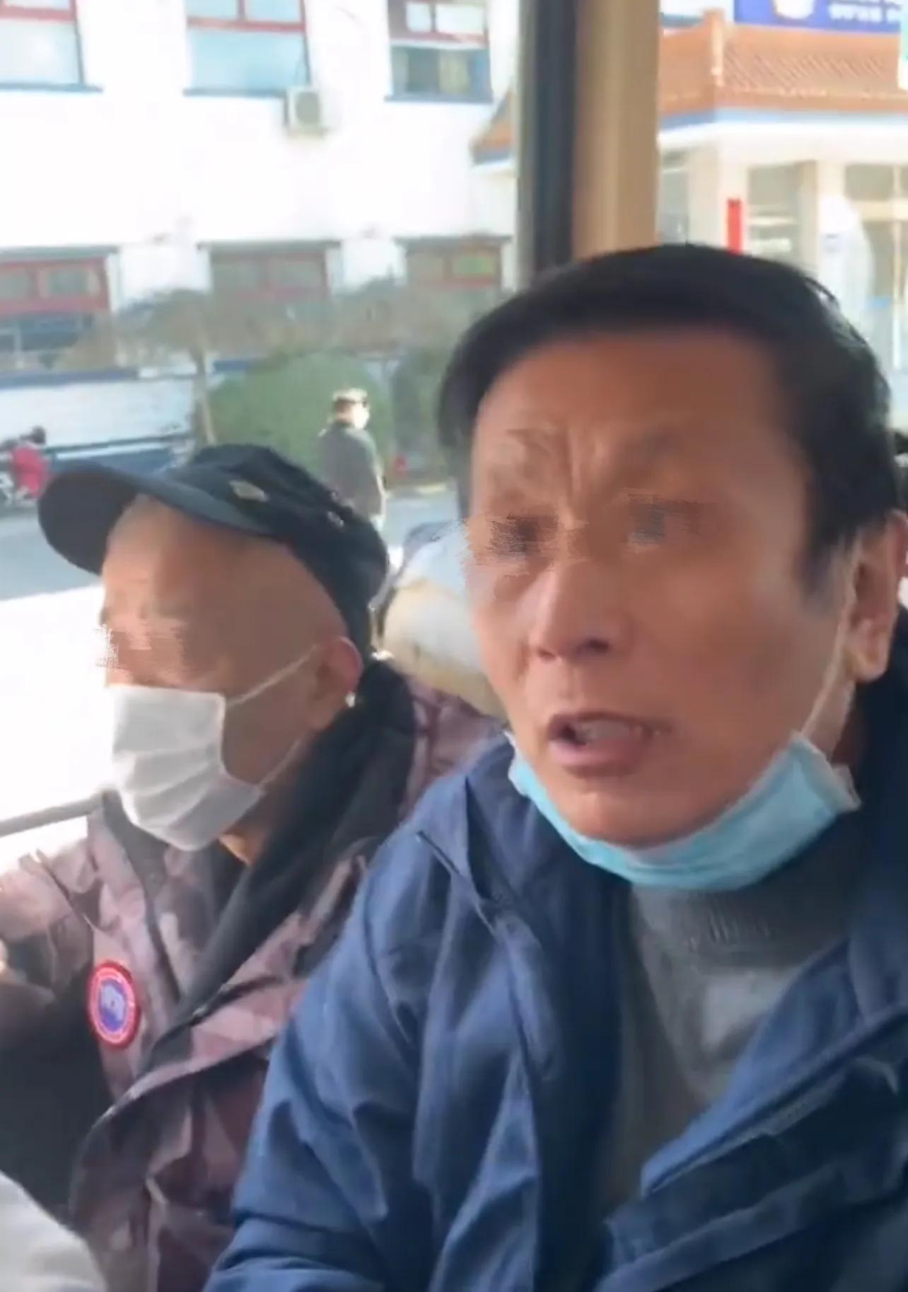 我们是110开头的！北京两男子抢走老人和孩子公交座，大秀优越感