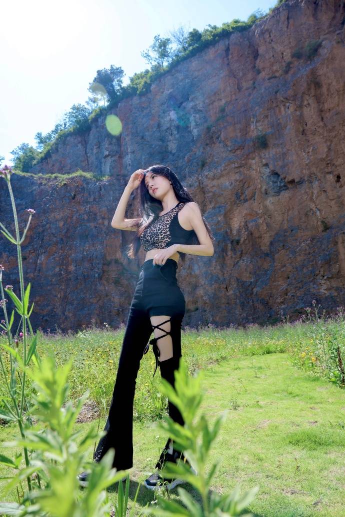 BY2组合分享立秋写真双生姐妹身材玲珑酷飒十足