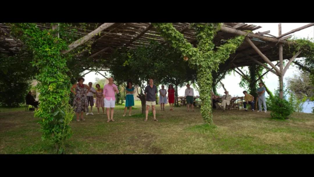 满屏美胸！三观震碎！意大利女人好敢