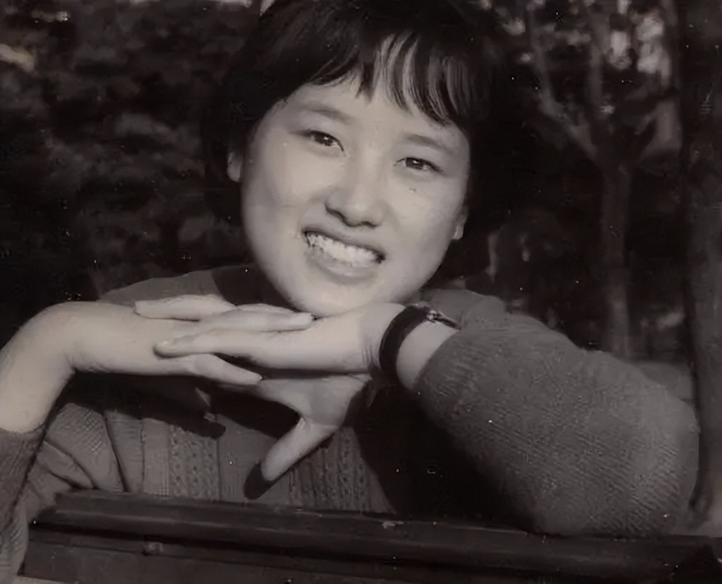 老公娶保姆，独女自杀，坐牢18年出狱后扫厕所，80岁赚千万翻身