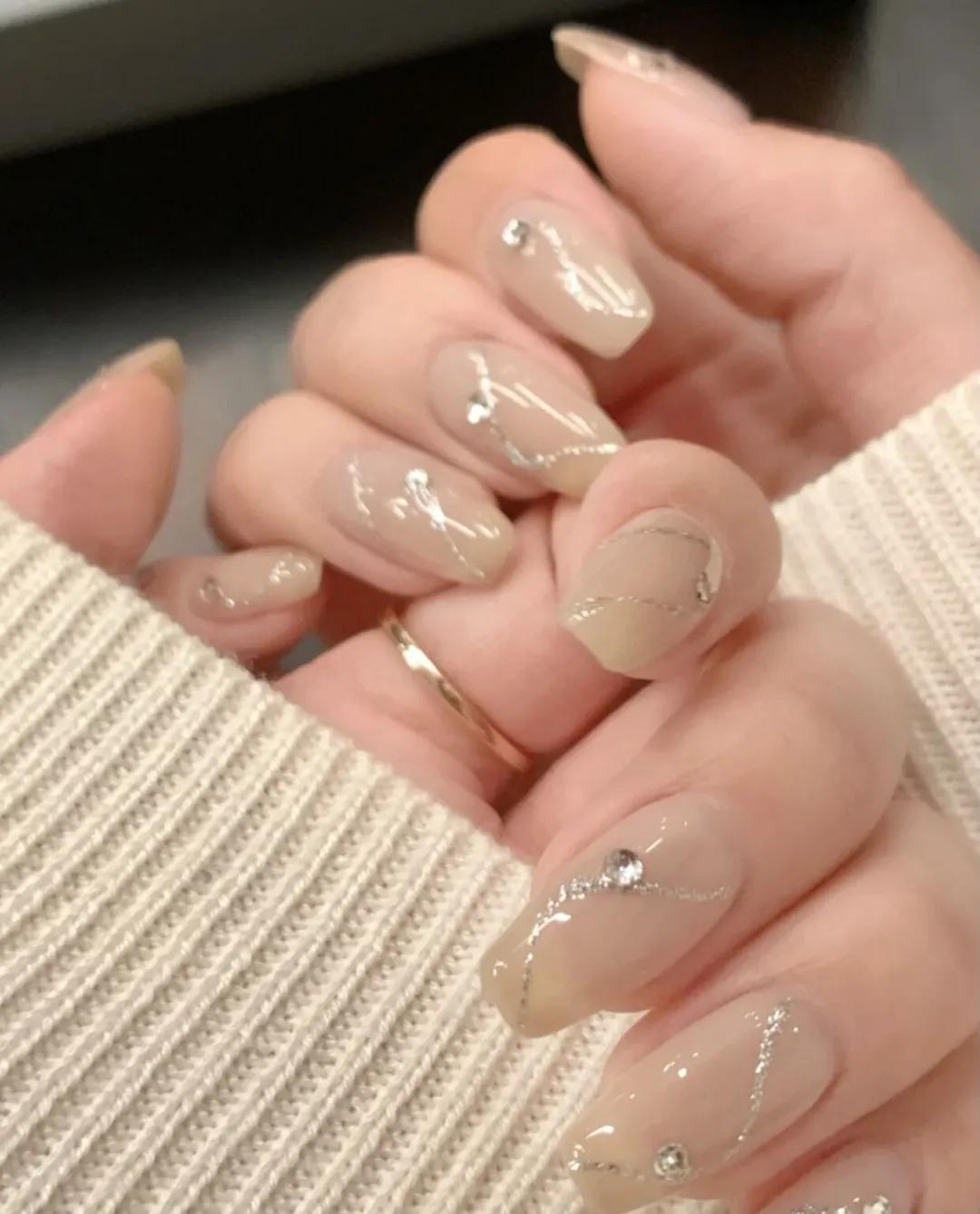 有哪些氛围感十足的美甲款式,亢奋欧美风美甲