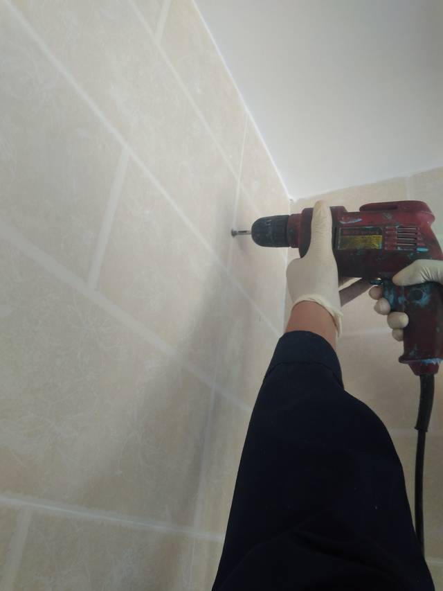 卫生间墙面瓷砖空鼓是谁的责任,卫生间做防水墙面有空鼓怎么办