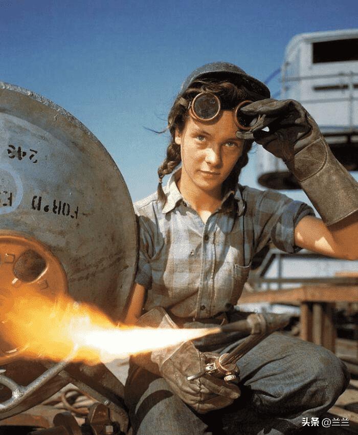 晚清真实老照片:花楼女子媚态百出,溥仪的乳娘丰乳肥臀!