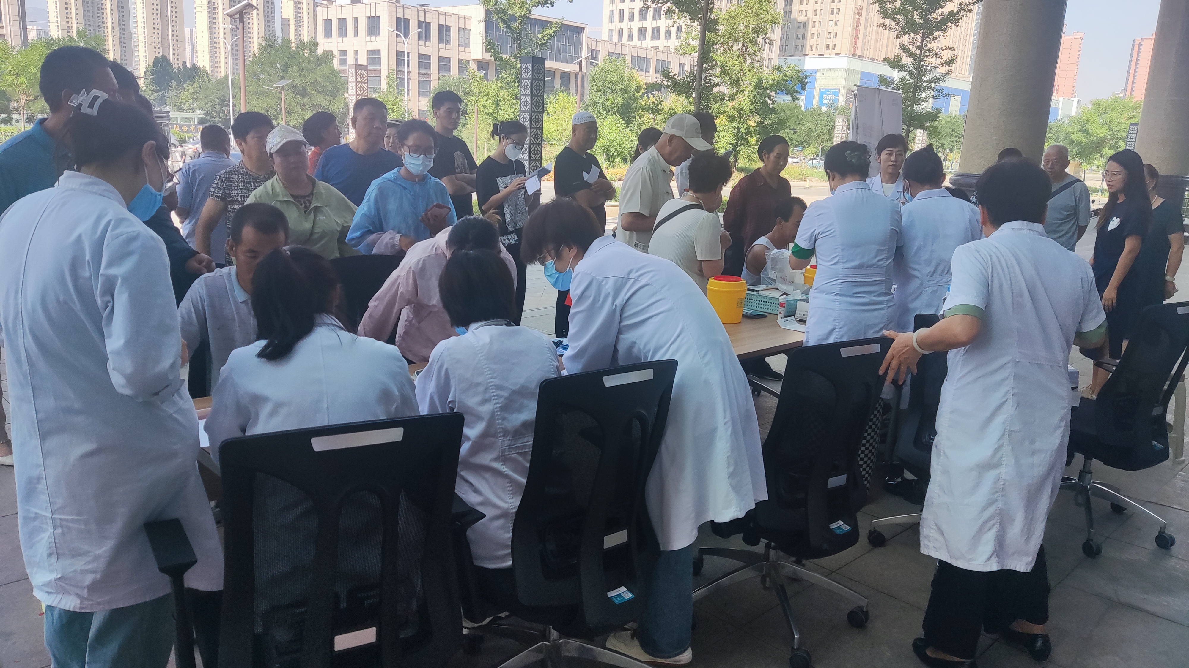 “一个生命，一个肝脏”——兰州市第二人民医院雁滩分院开展“世界肝炎日”义诊