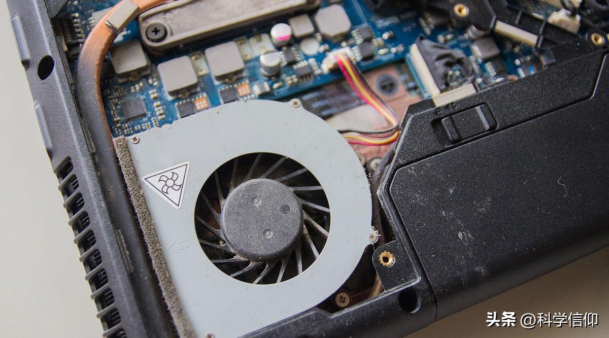 电脑机箱积灰尘可以用风扇吹么,机箱风扇清理灰尘电脑打不开了