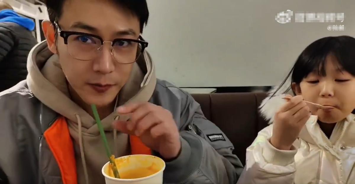 陆毅带孩子国外家庭吃饭,陆毅带小孩