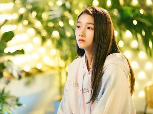 鹿晗关晓彤自交往以来备受争议,鹿晗关晓彤公开恋情前的回顾