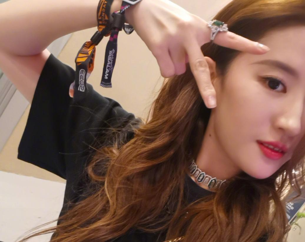 明星嘴唇薄怎么改善的,明星嘴唇变薄对比