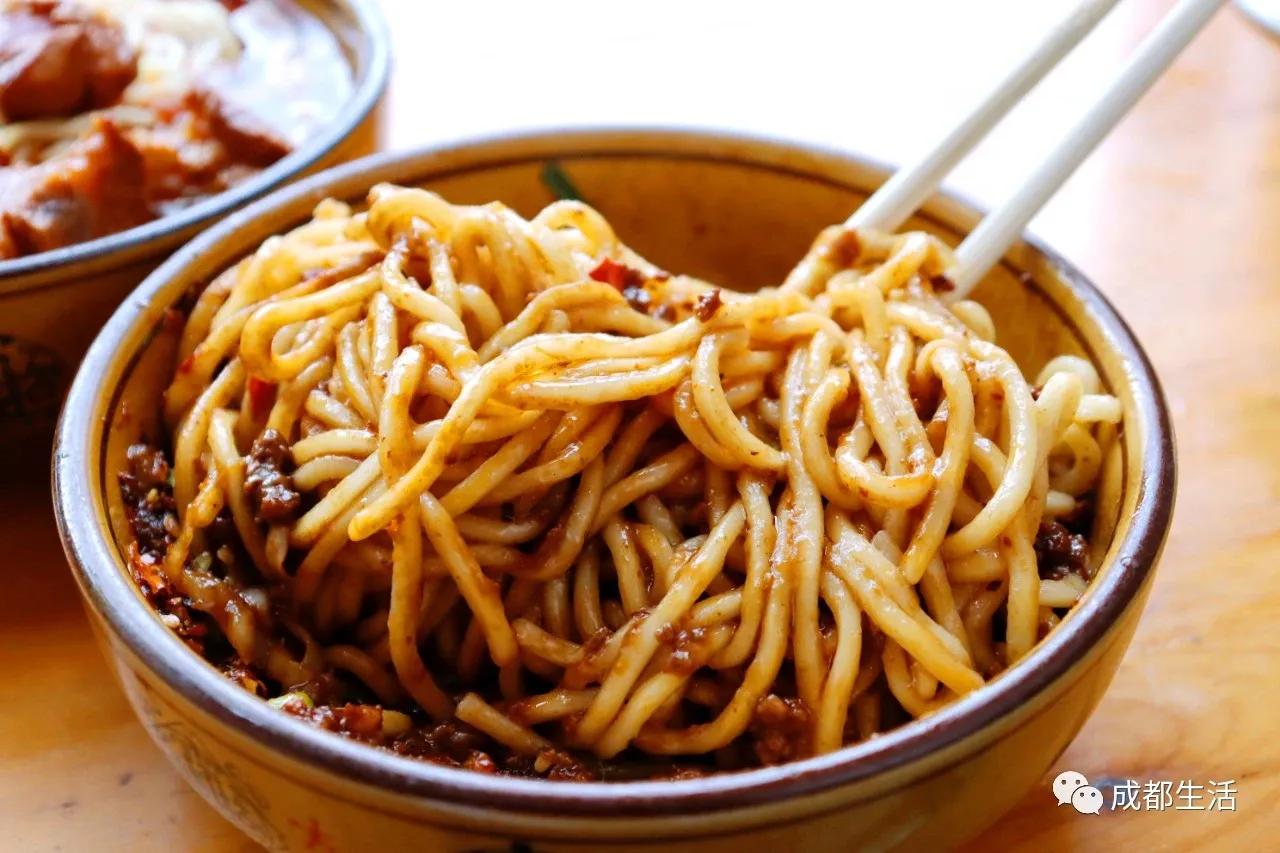 12条时髦老街，长满晒太阳的成都人