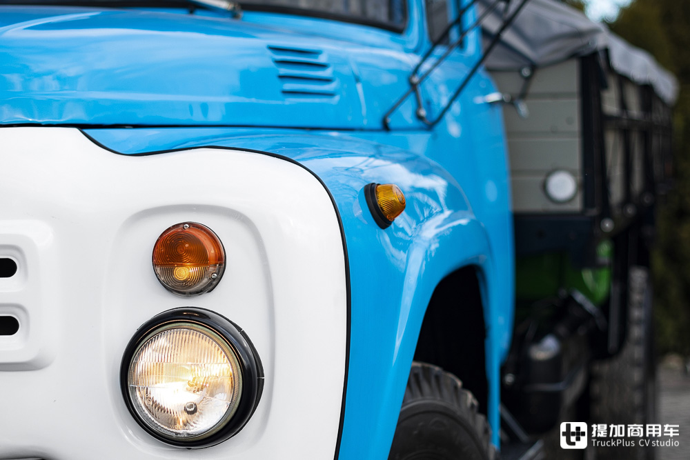 我军七十年代进口轻型卡车,吉尔zil-130