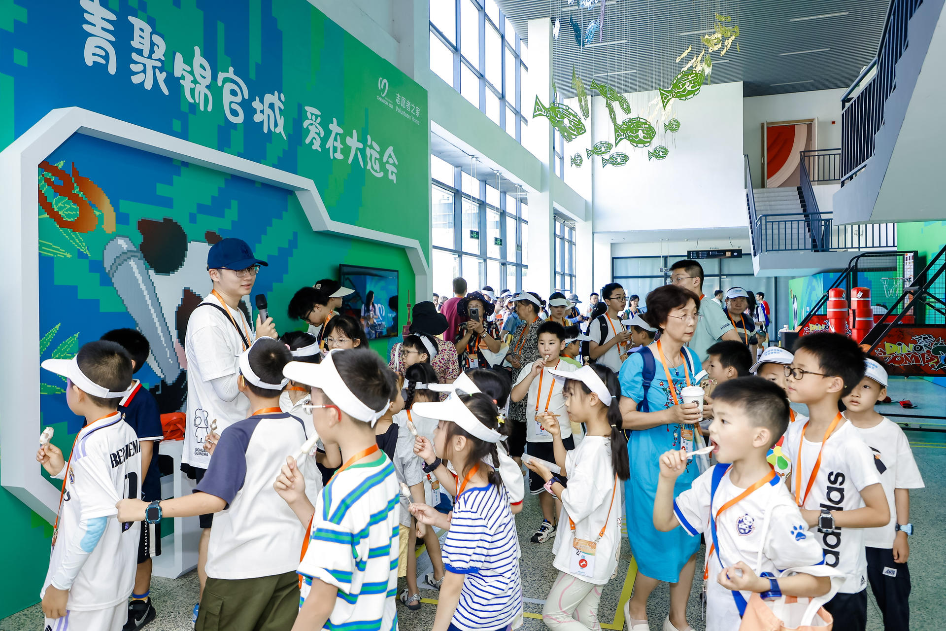 大运惠民市民体验官走进大运村点赞“心”科技