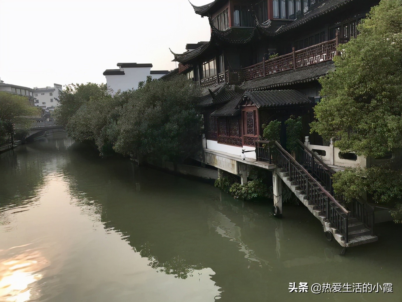 长板桥头种桃花，年年开在断肠时