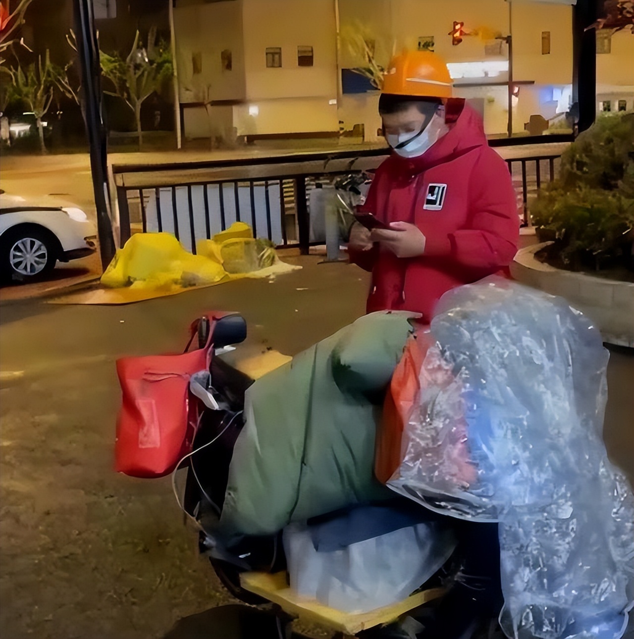 上海骑手代购要900元钱,外卖骑手6袋泡面20个鸡蛋