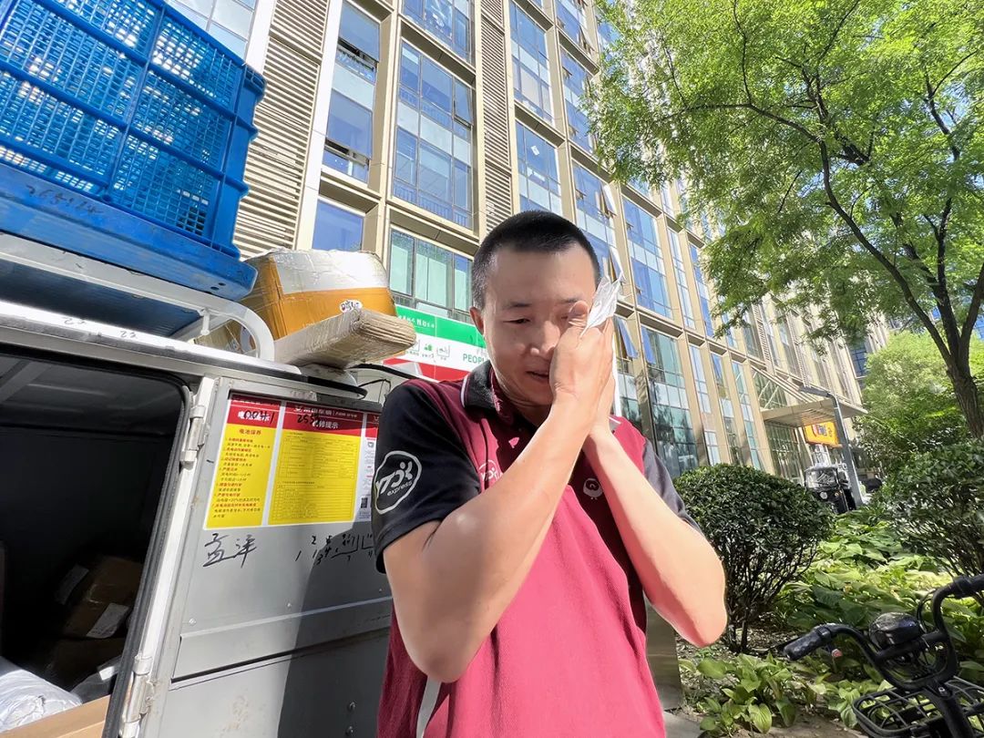 致敬高温下的劳动者|“天气热迟点送没关系”，顺义快递员收获暖心事