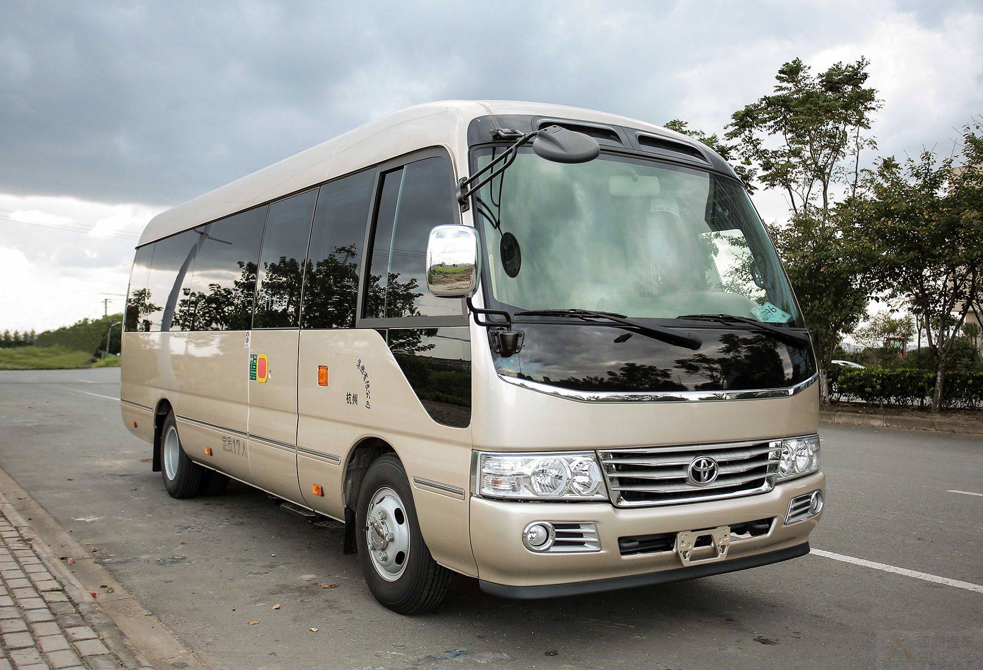 丰田考斯特10座商务车的内饰,丰田考斯特10座