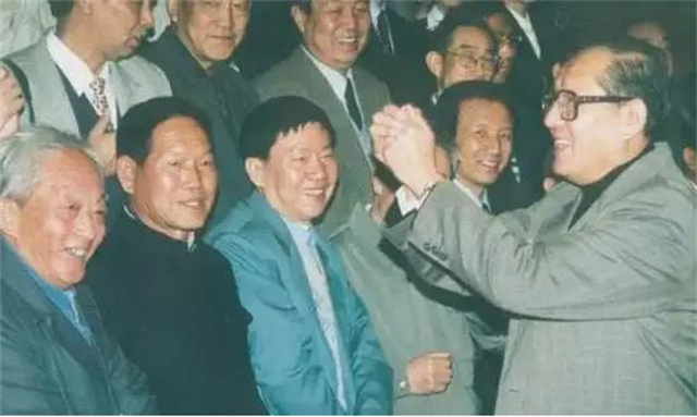 机械厂普通工人，55岁官至副国级，历任北京市委书记，此人是谁？