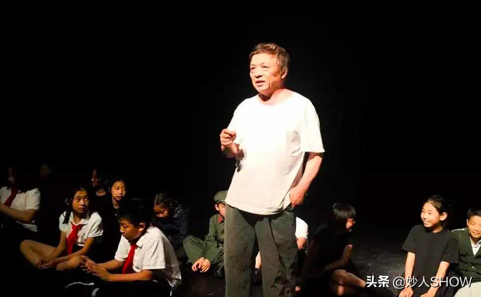 70岁知名艺术家翻车，被曝骚扰多位年轻男女，奇葩恶癖令人恶心