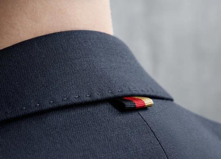 华尔街之狼穿着两千美元的西装,穿最靓的西装做最靓的仔