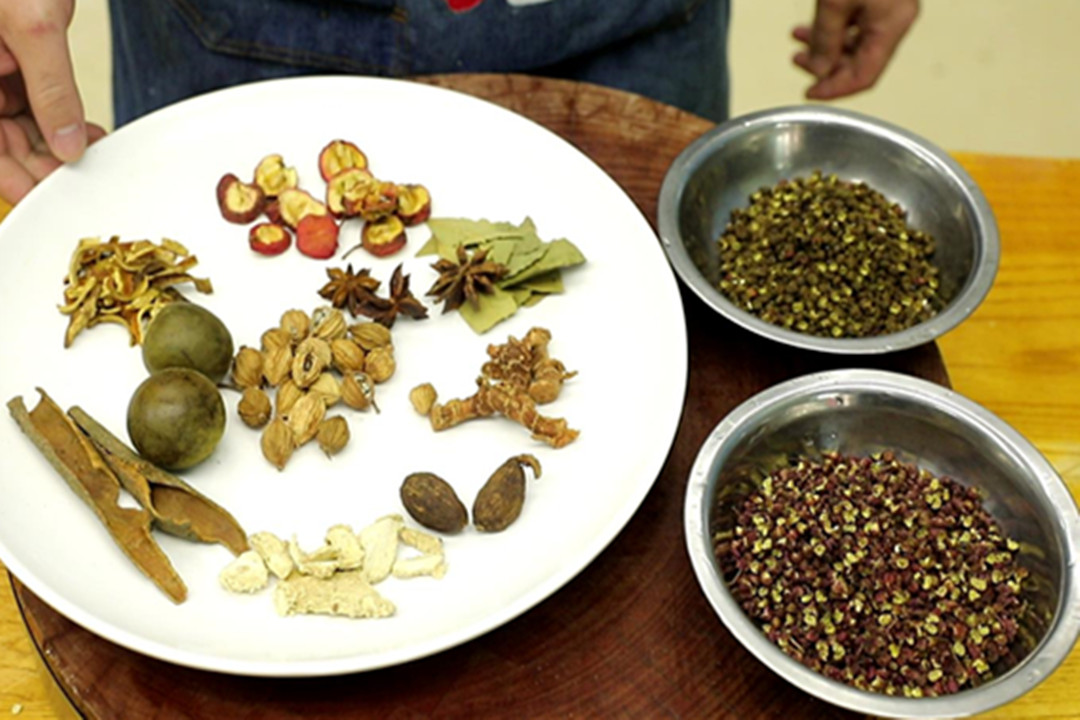 买火锅底料固体好还是液体好吃,买火锅底料怎么选