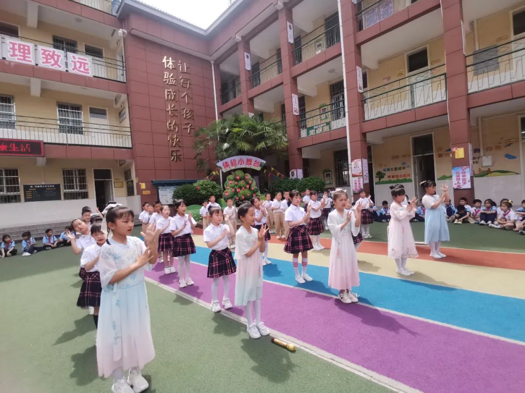 舞出勇气跳出自信——临渭区胜利小学开展“体验小舞台”梦想秀活动