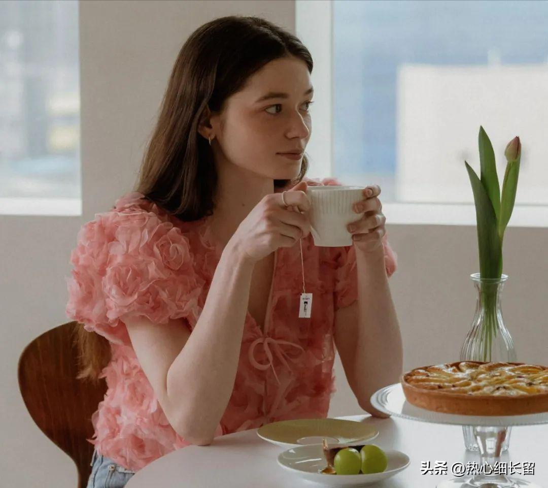 t恤加上立体感强的衬衫气场全开,女式短袖t恤衬衫