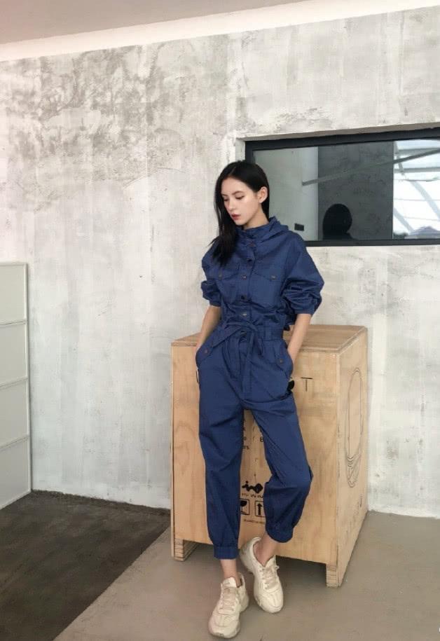 美女穿连体衣的搭配 (时髦大气的连体衣搭配)