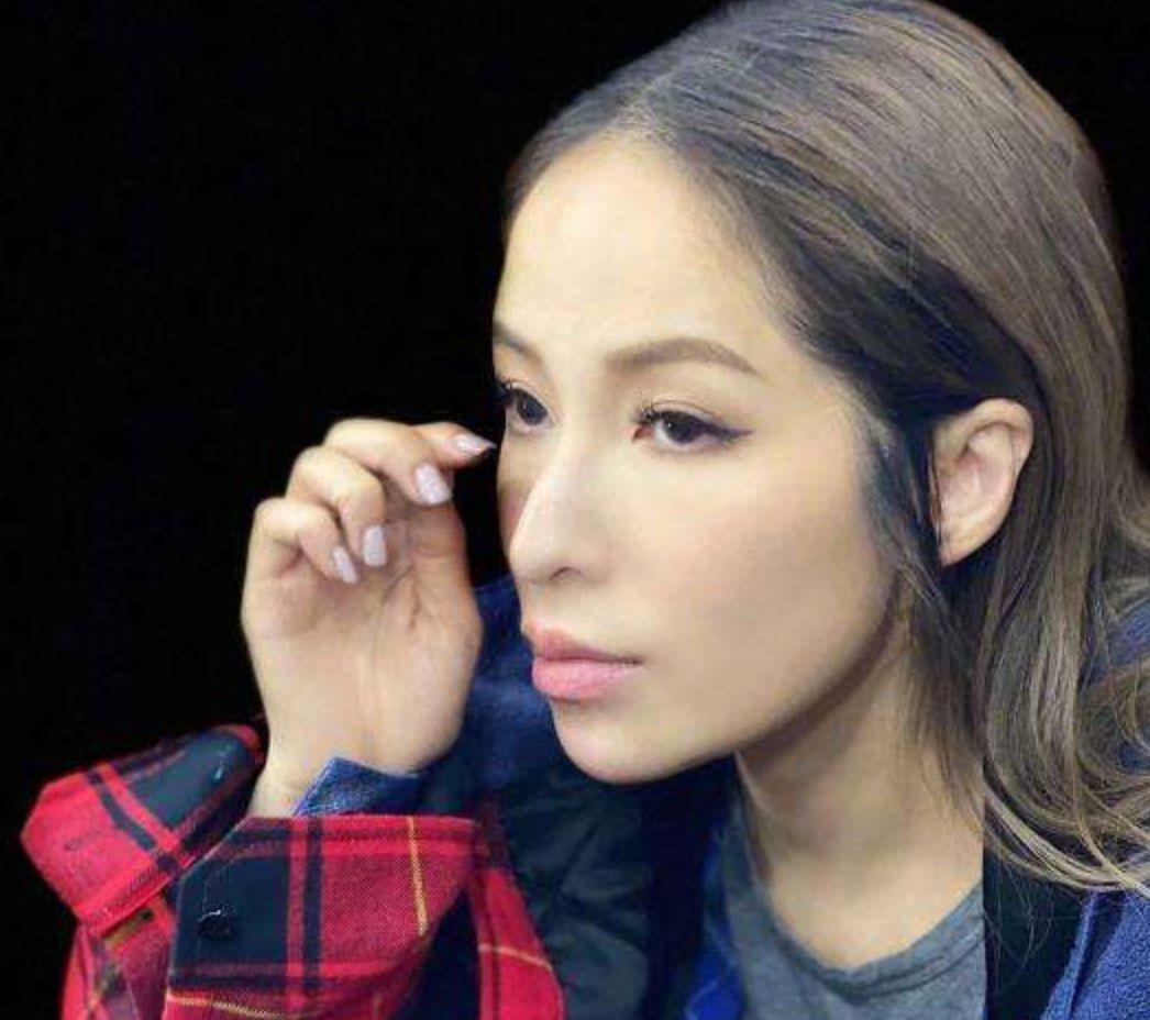 女子割双眼皮失败像瞪眼,女明星割双眼皮对比照