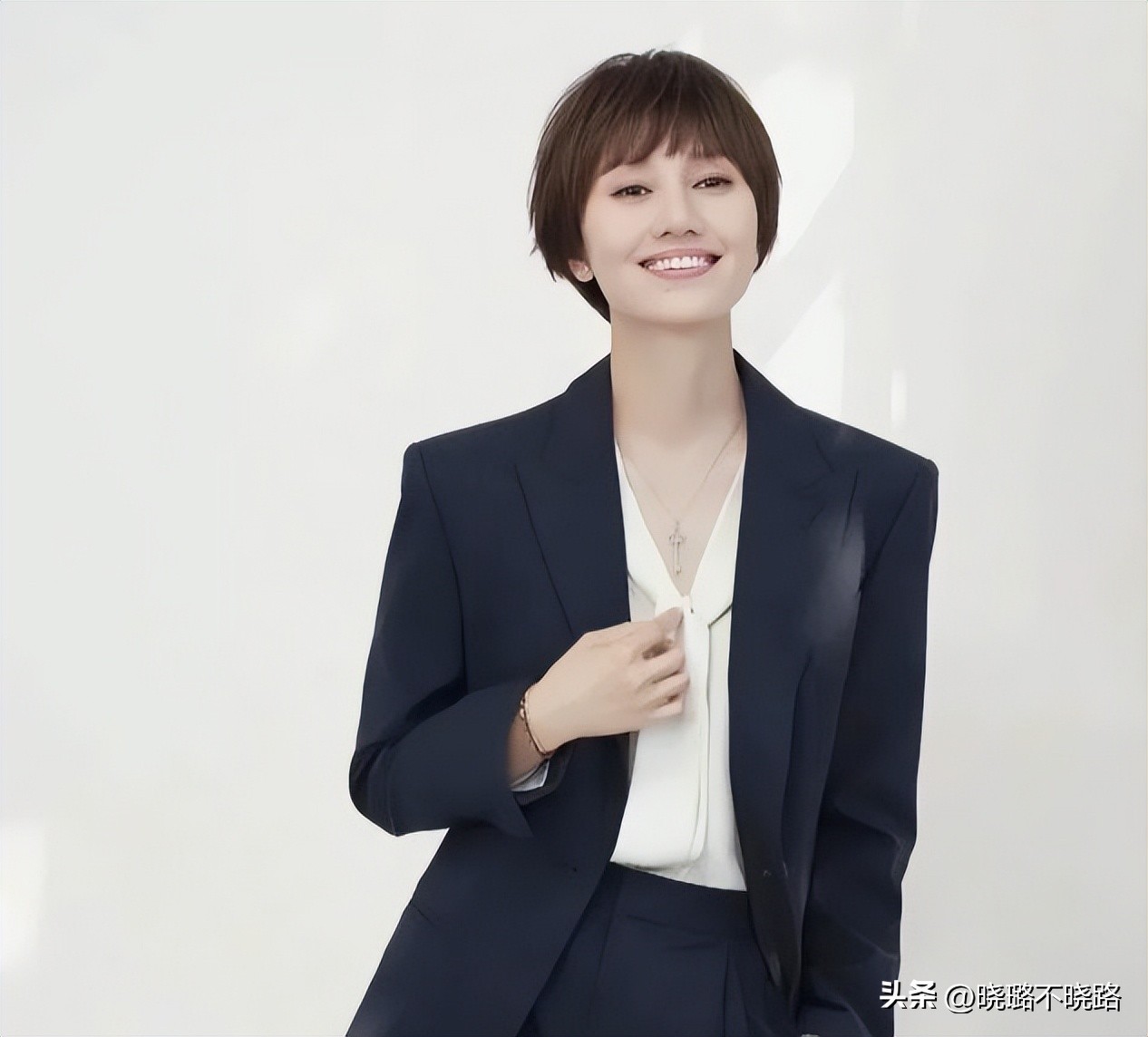 袁泉现在短发发型图片,袁泉的长发和短发照片