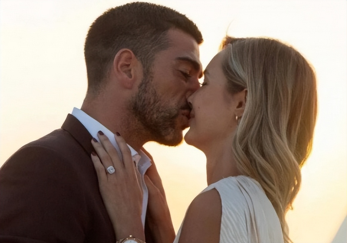 中超旧将娇妻晒美照！穿比基尼秀身材，曾被誉为中超最美太太