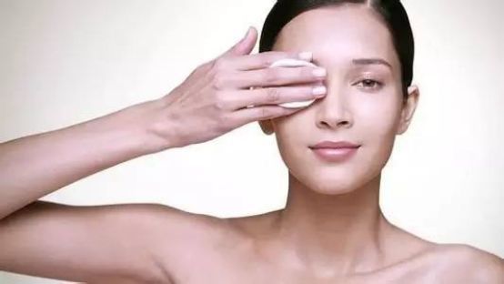 正确卸妆教程来啦,普通卸妆水假睫毛卸妆的正确步骤