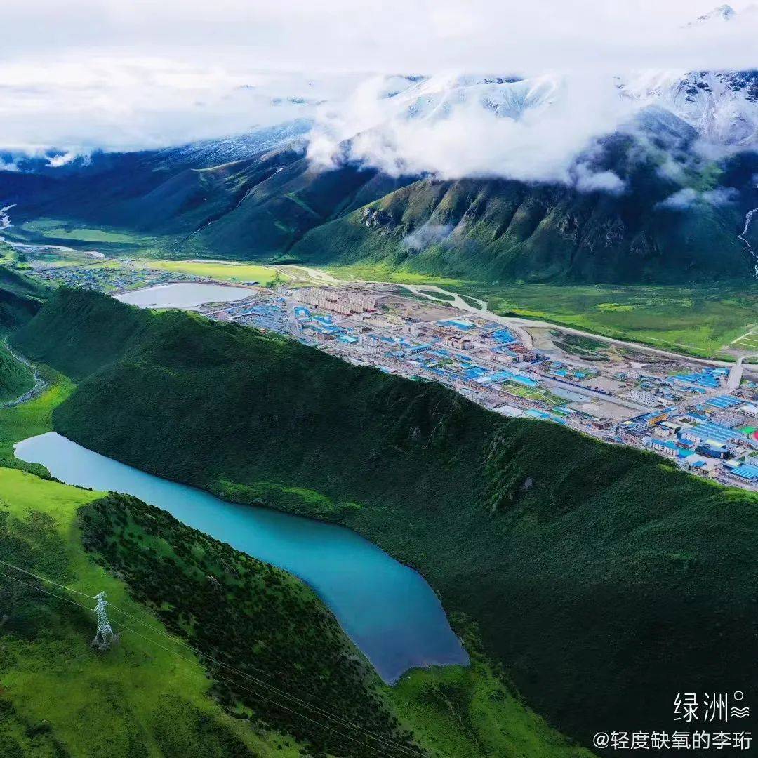 雪山下的某个小镇,雪山下的梦幻球场