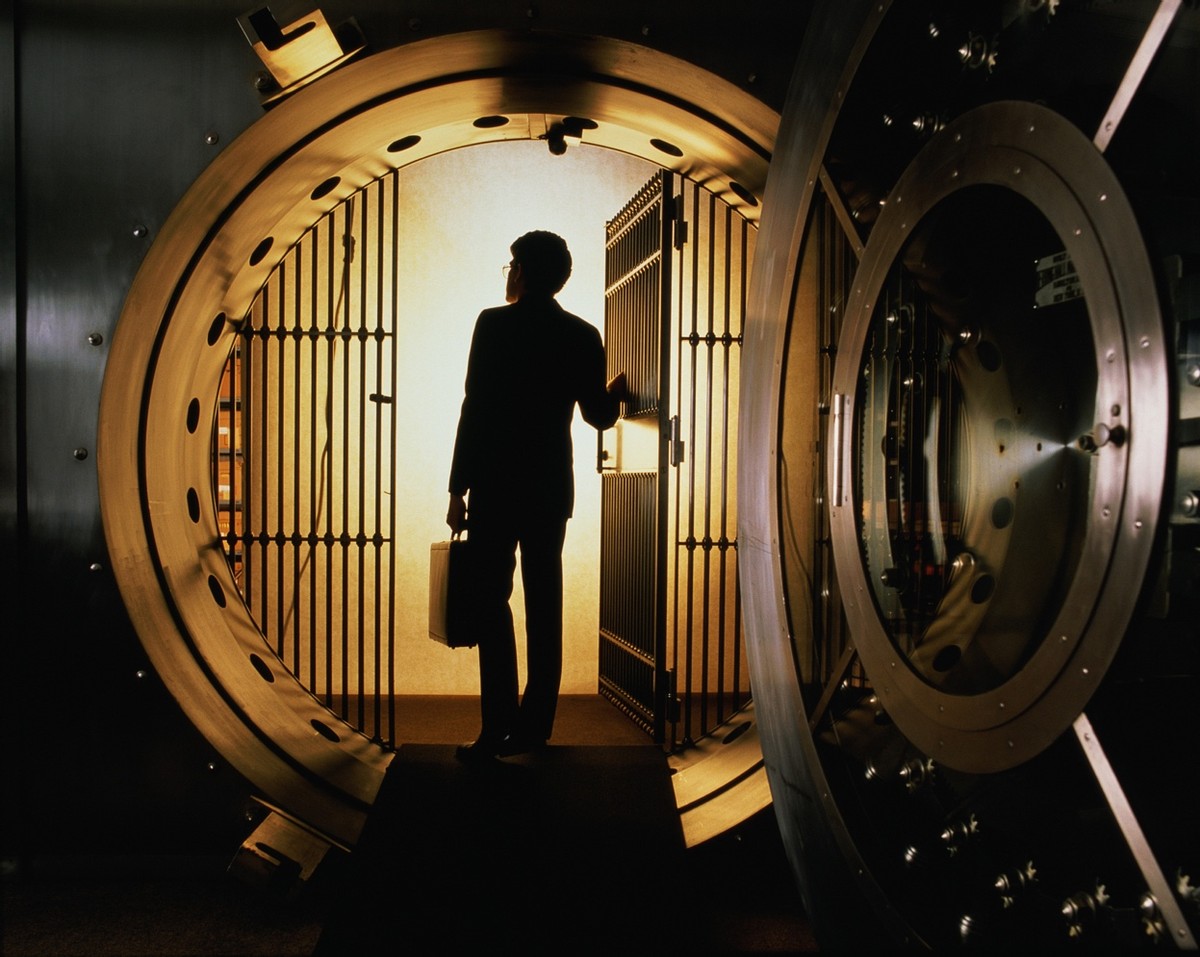 村镇银行业务员：上岗先学方言，月入最多3千，称亲人也不信自己