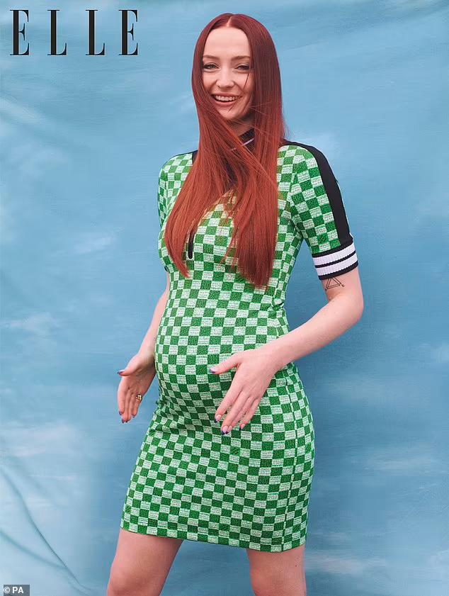 26岁索菲·特钠挺孕肚遛娃，素颜白嫩，担忧孕期再受“身材攻击”